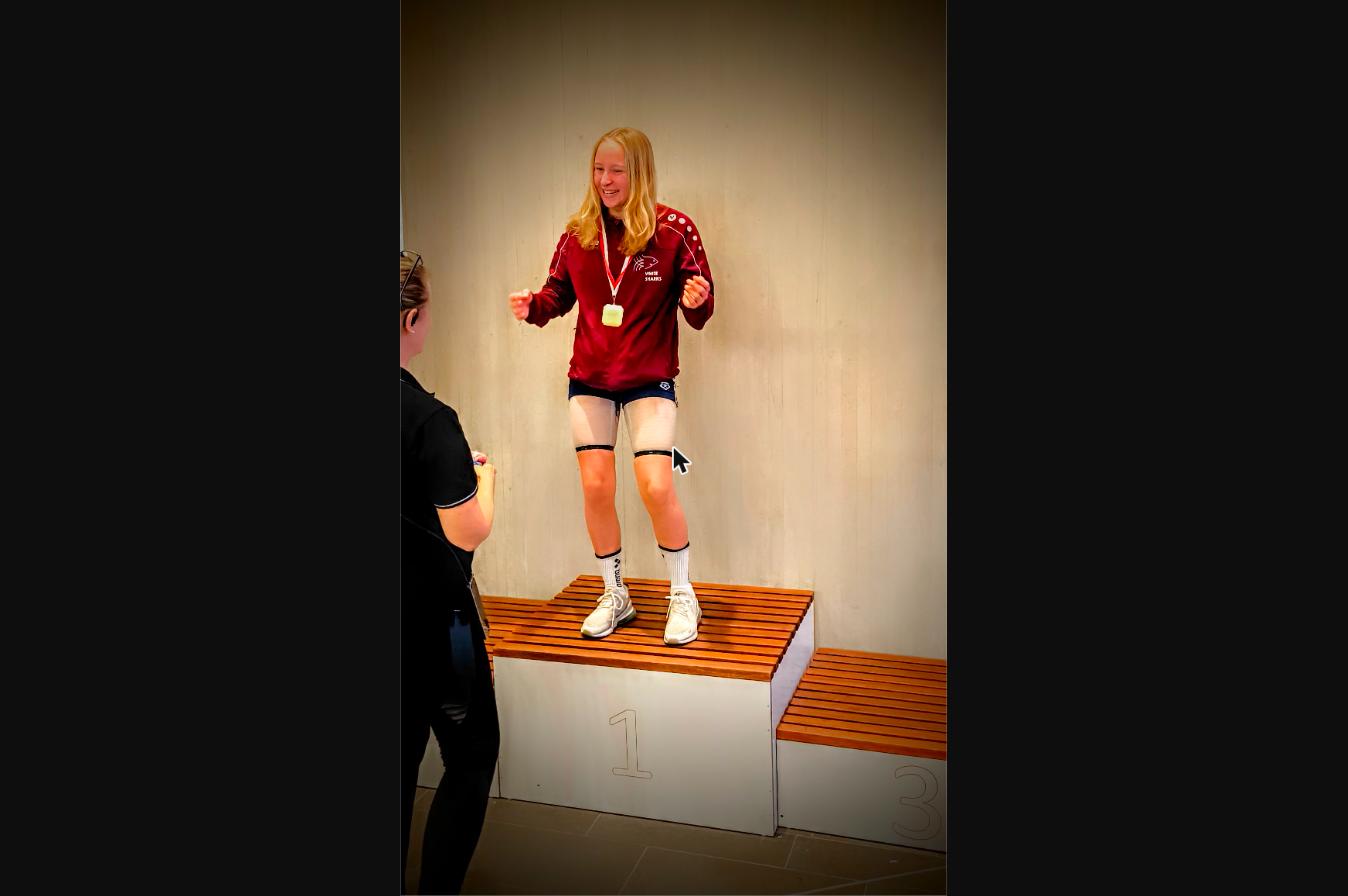 Fleur Valerius auf dem Siegertreppchen - White Sharks Bestzeiten Darmstadt 2024