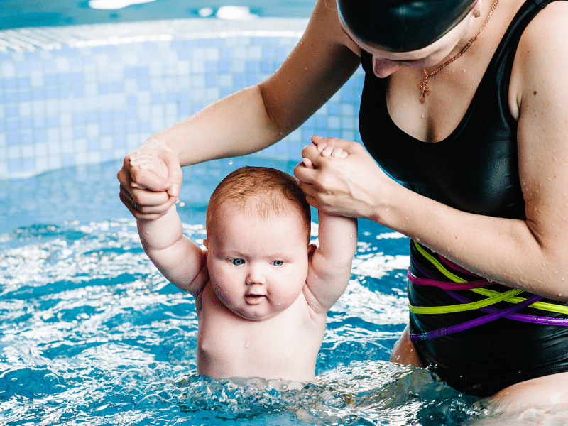 Babyschwimmen Mutter und Baby im Wasser White Sharks e.V.