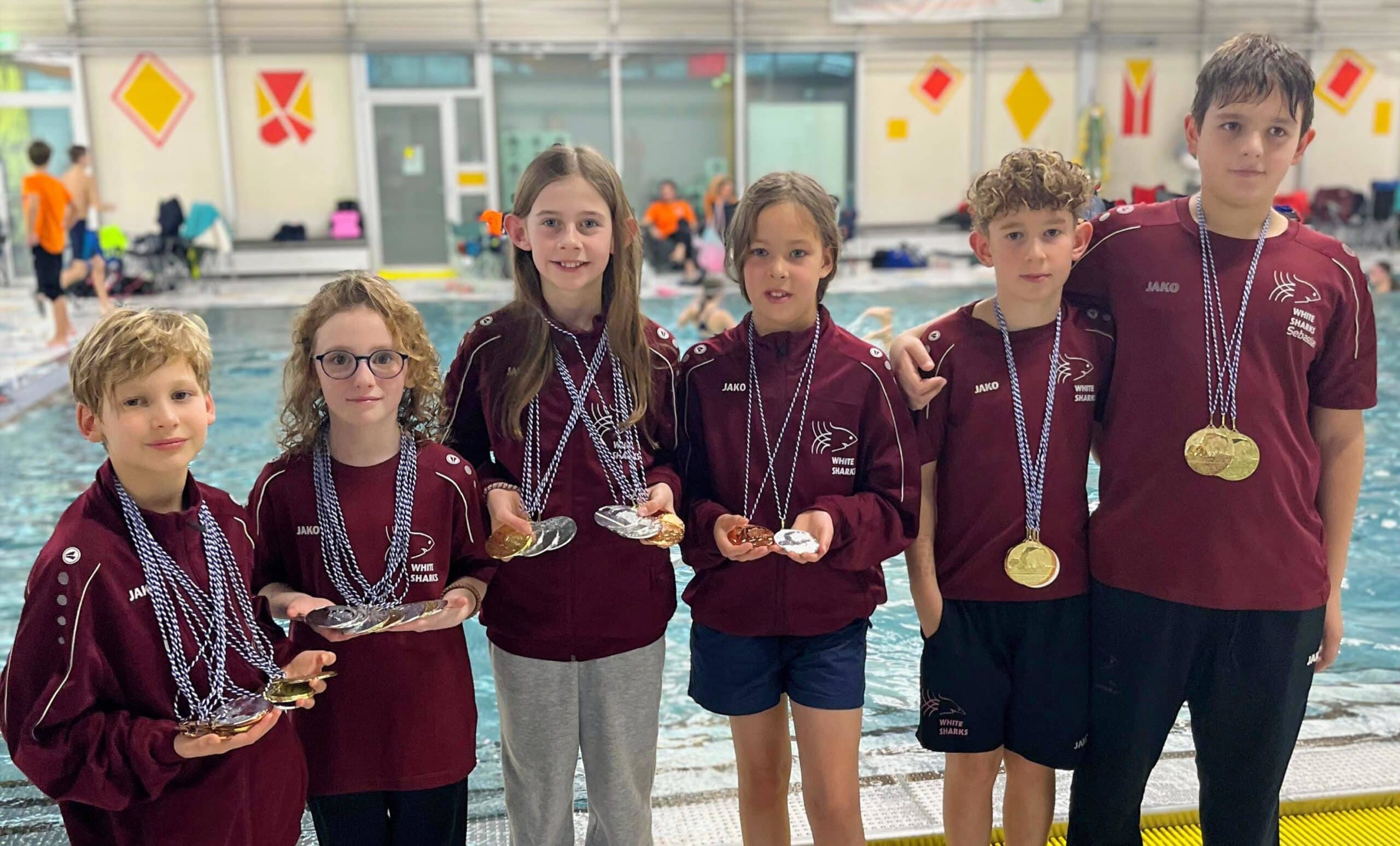 Koblenzer Weihnachtsschwimmfest 2024: White Sharks Nachwuchs holt 16 Gold, 22 Silber und 10 Bronze