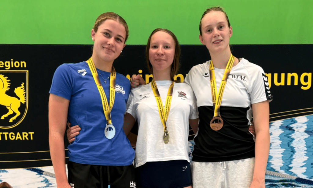 Wettkampfwertung Schwimmen: Siegerehrung mit Gold, Silber und Bronze bei den Süddeutschen Meisterschaften