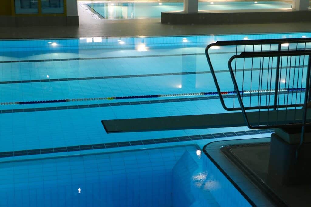 Schwimmlexikon: Schwimmbecken mit Bahnen als Symbolbild