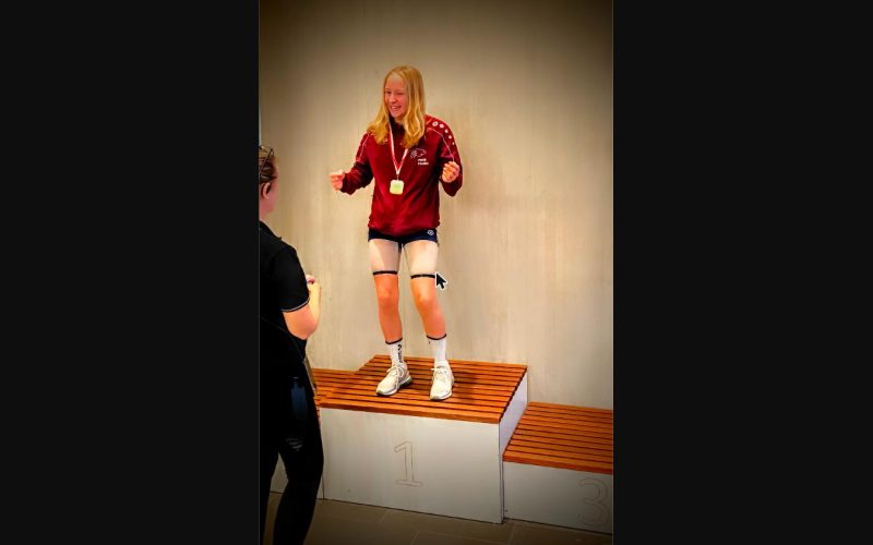 Fleur Valerius auf dem Siegertreppchen - White Sharks Bestzeiten Darmstadt 2024