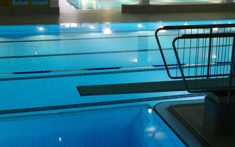 Schwimmbadkrise Deutschland – leeres Hallenbad ohne Schwimmer, verlassene Schwimmbahnen